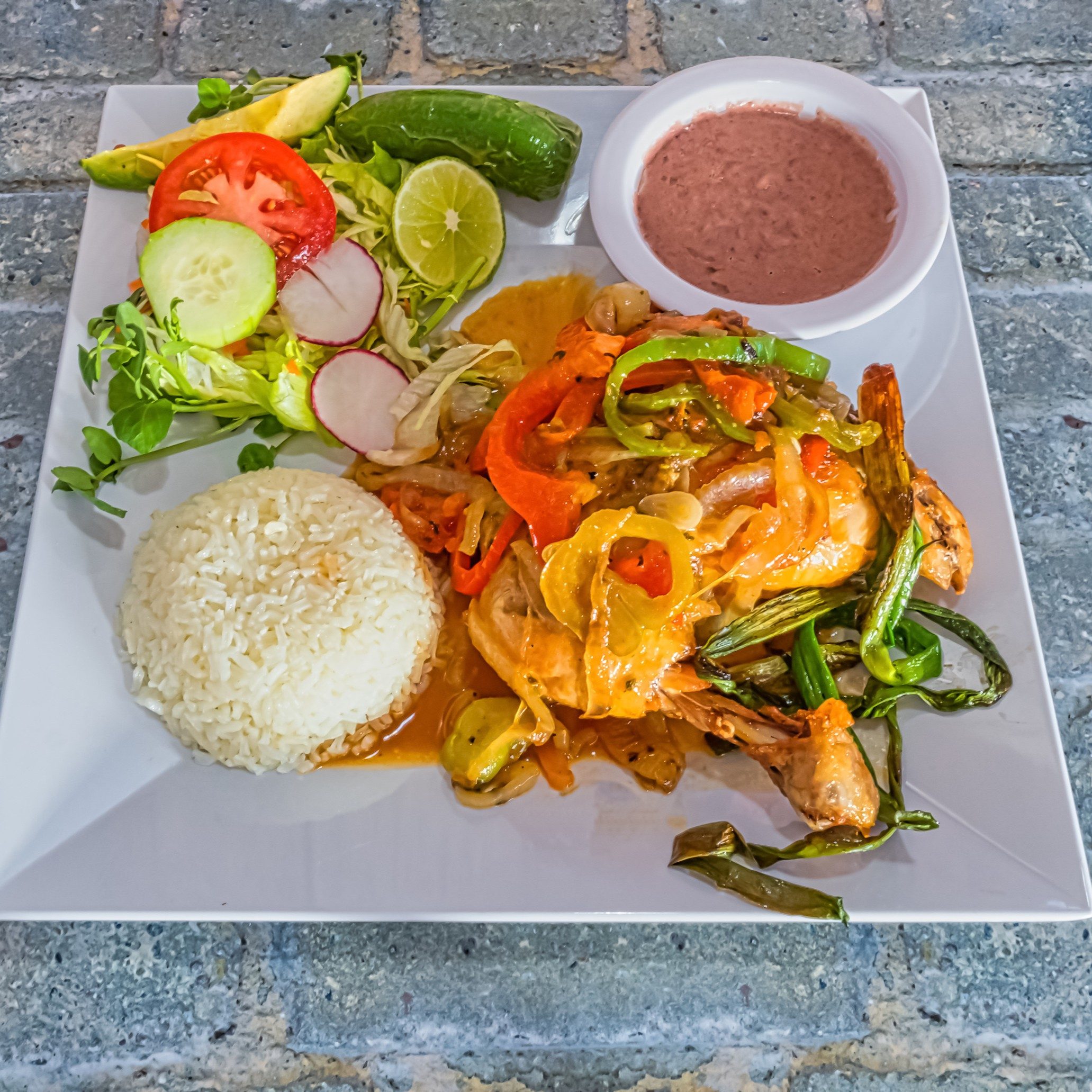 POLLO ENCEBOLLADO.