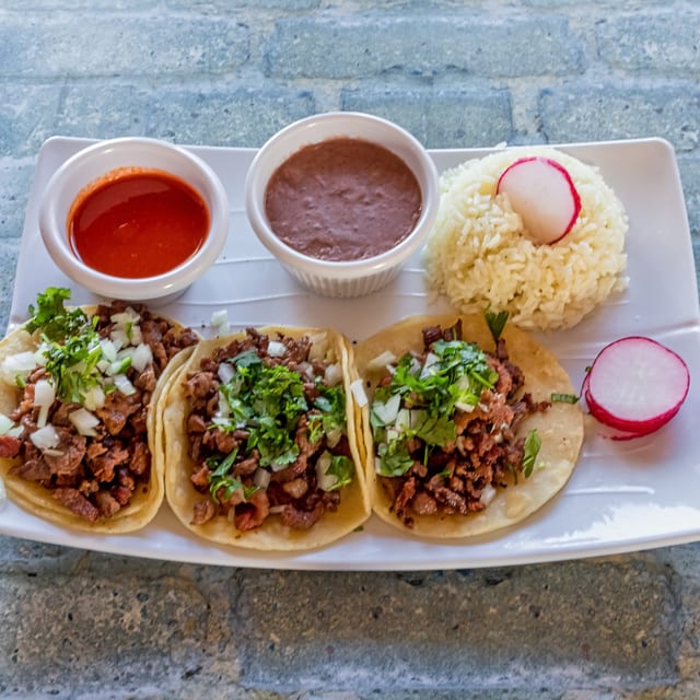 PLATOS DE TACOS CON ARROZ Y FRIJOLES.