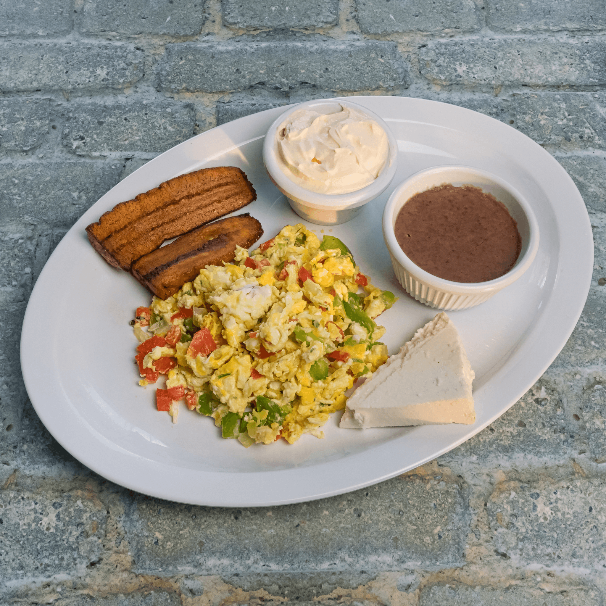 HUEVOS REVUELTOS  CON  TODO.