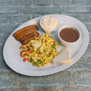 HUEVOS REVUELTOS  CON  TODO
