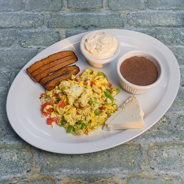 HUEVOS REVUELTOS CON TODO.